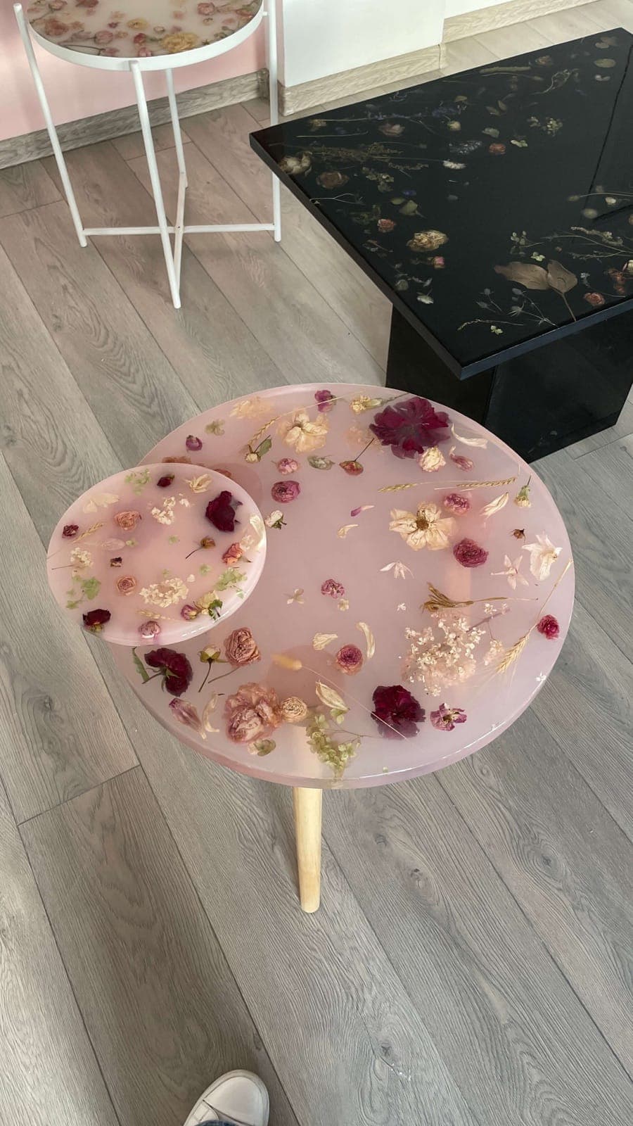 Розовый круглый стол с розами